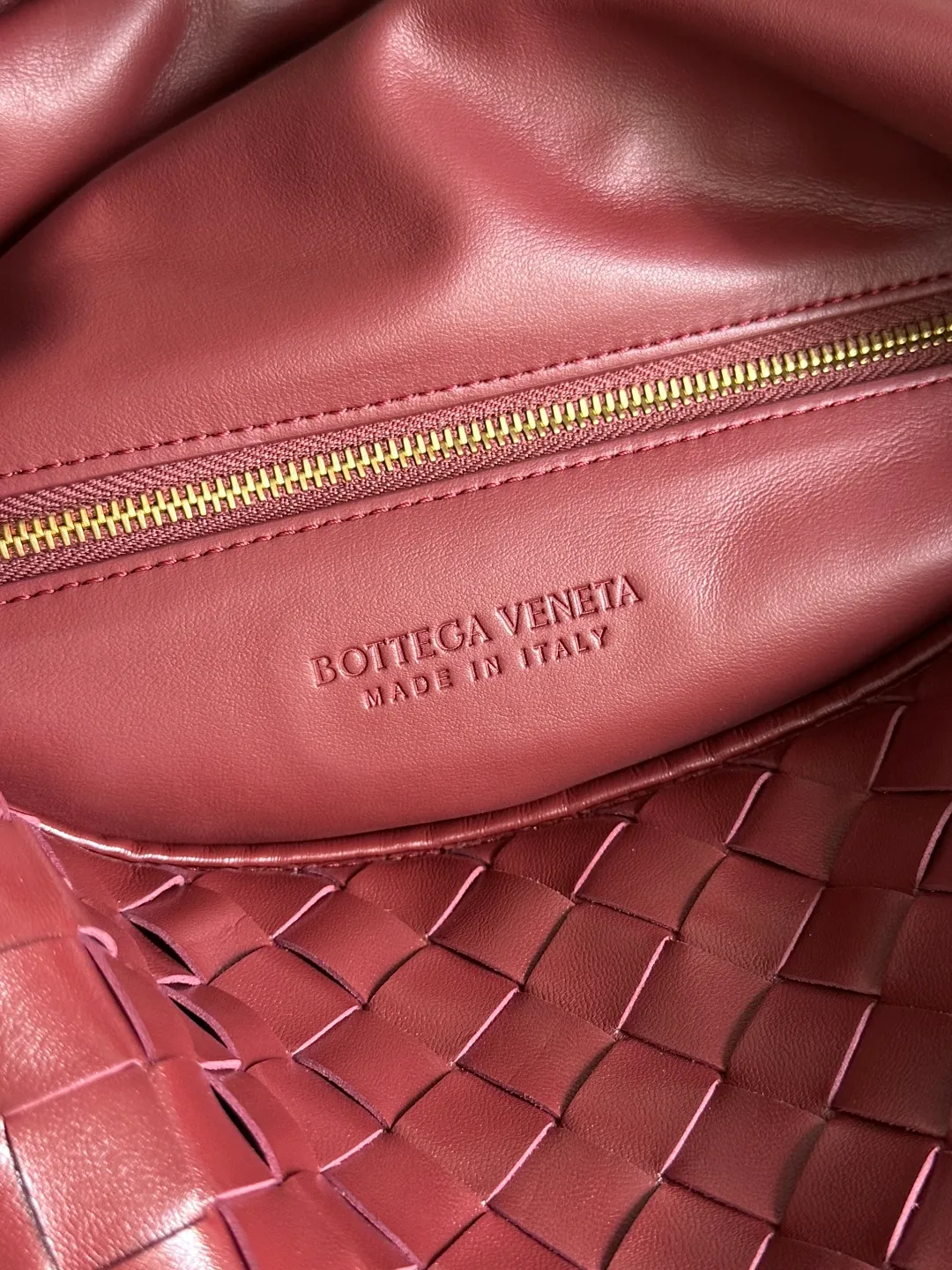 Batch 2160 Recently, I seem to be obsessed with this bag from BV~ The new Hop is really not too beautiful. The whole bag has no seams. The bag body and handles are made of one piece of leather. It embodies the style and essence of Bottega Veneta. It truly represents craftsmanship and creativity. The large size has a very loose and lazy upper body. Big bag lovers will definitely not regret buying it. Style number: 763970 Size: 53*24*13